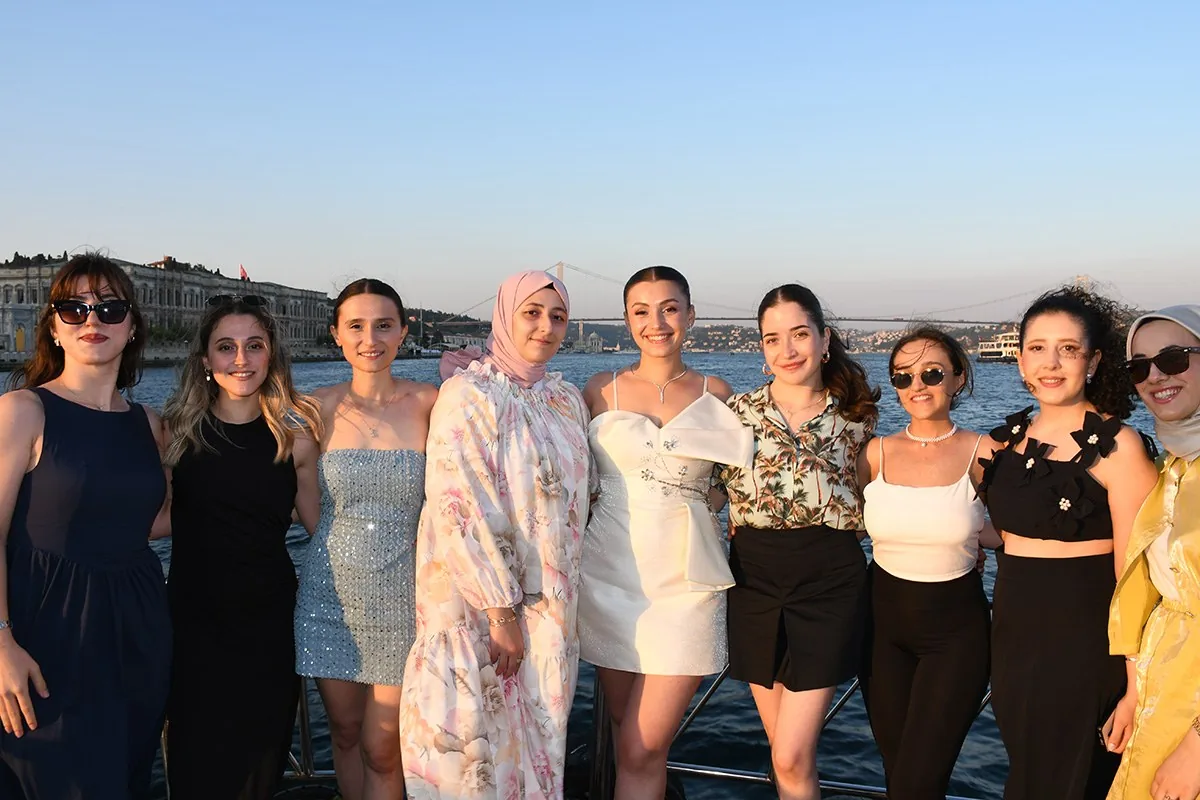Teknede after party için bir araya gelen arkadaş grubu