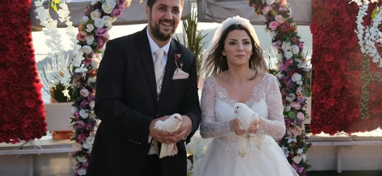 Tekne güvertesinde çiçekli düğün alanında gelin ve damat