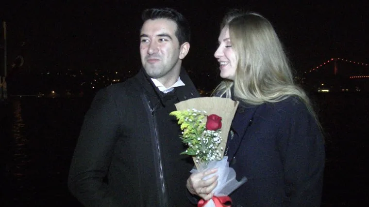 Yatta evlenme teklifi sonrası çiçeklerle çift