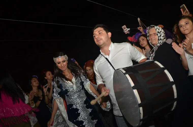 Teknede kına gecesinde davul eşliğinde eğlence