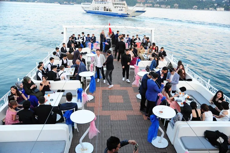 Tekne güvertesinde kalabalık mezuniyet grubu