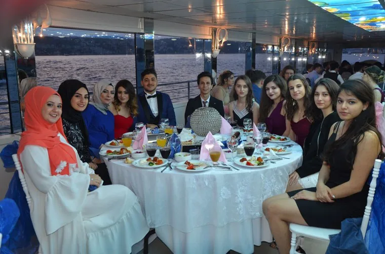 Teknede mezuniyet yemeğinde bir araya gelen arkadaşlar