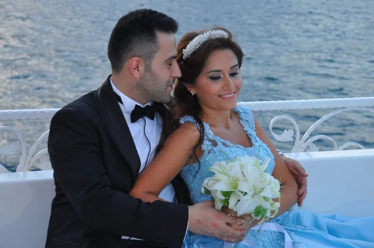 Teknede nişan kutlamasında çiftin fotoğrafı