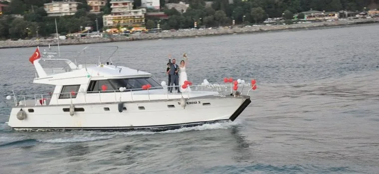 İstanbul kıyısında seyreden beyaz motor yat