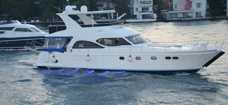 Özel kiralama için beyaz motor yat görünümü